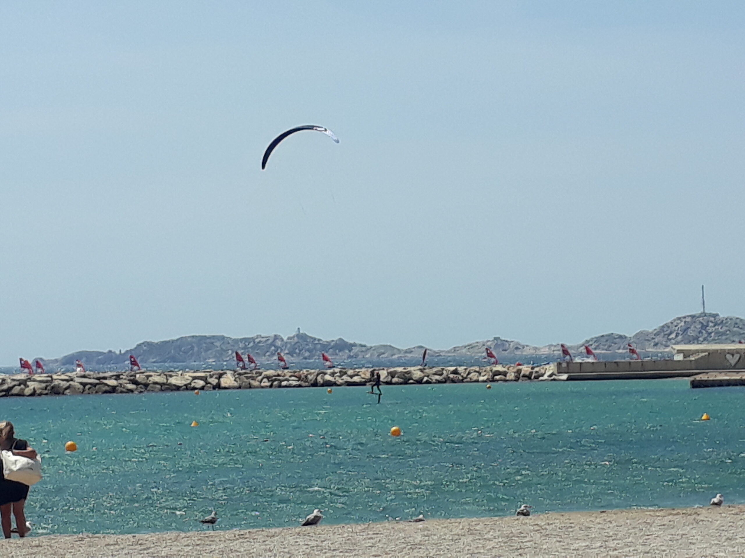 Entraînement de kyte-foil (premier plan) et de QI-foil (second plan) sur le plan de mer privatisé. Photo prise de la plage du Prado Sud